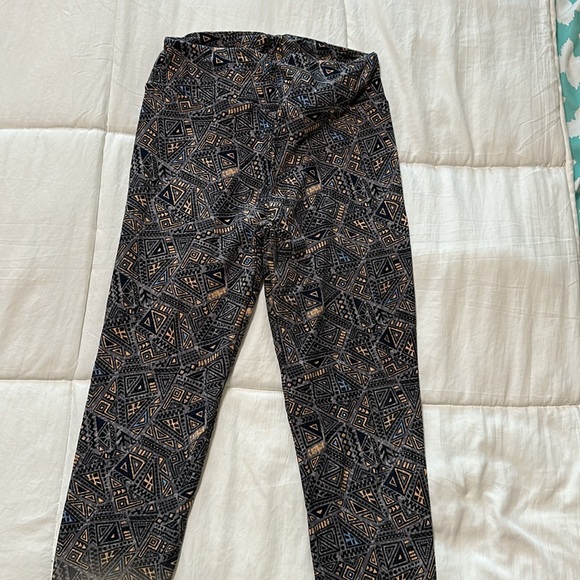 LulaRoe buttery soft leggings - Picture 2 of 4